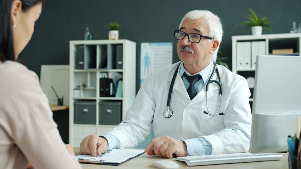 Maladie professionnelle : un médecin écoute un patient lors d'une consultation