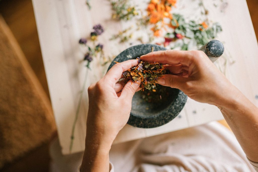 Naturopathie en entreprise : préparation de plantes lors d'une consultation