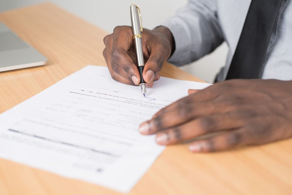 Formations à déclarer : attestation de formation signée sur un bureau