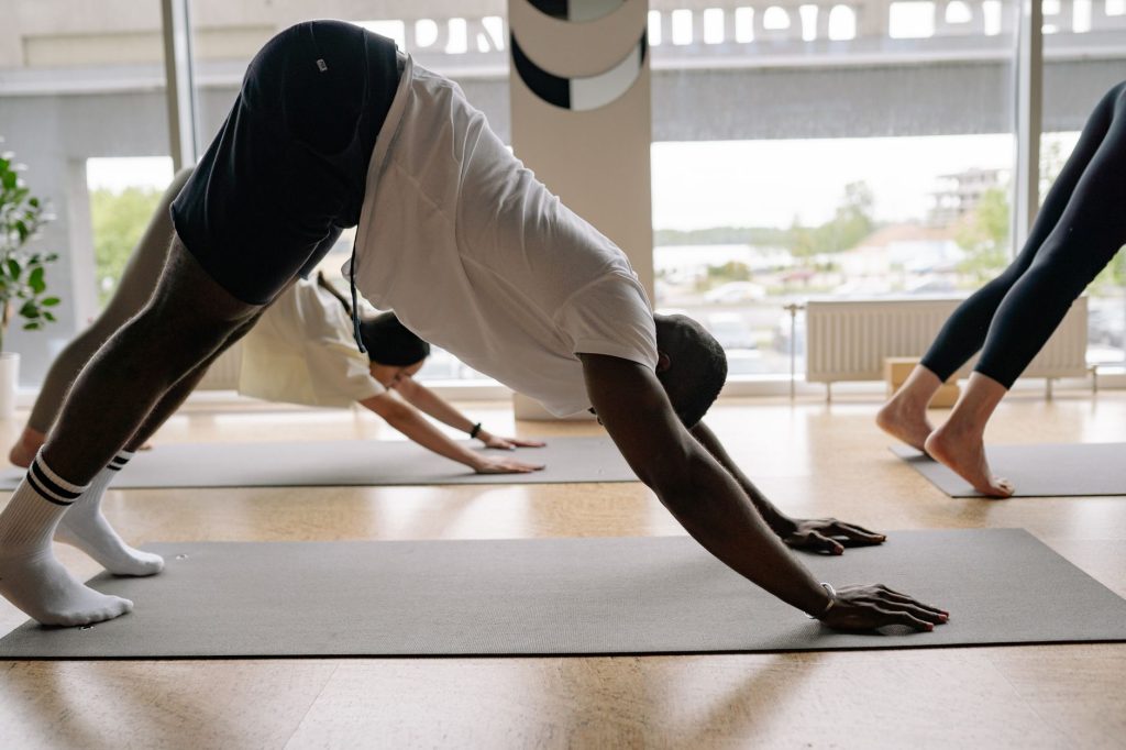Activité physique en entreprise : séance sur tapis en petit groupe