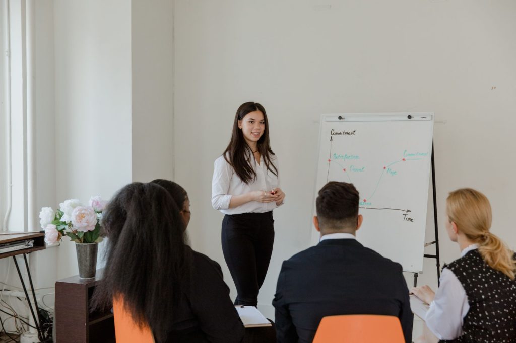 Posture managériale : encadrante animant une réunion d'équipe