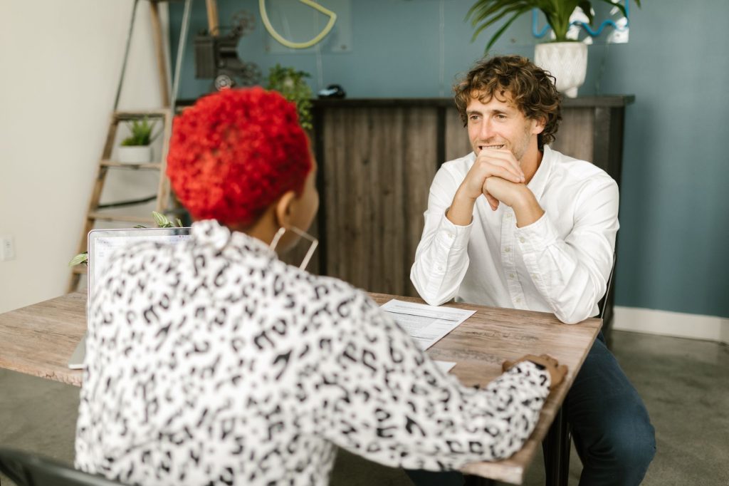 Posture managériale : entretien individuel entre un encadrant et un salarié