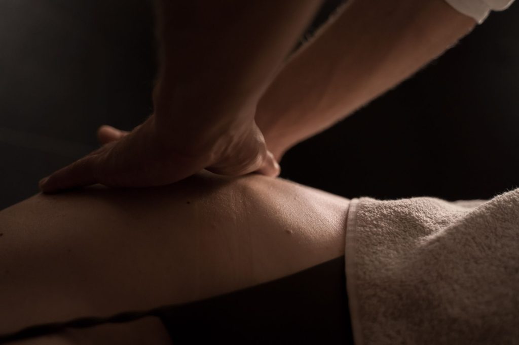 Réflexologie en entreprise : séance sur les mains, format habillé