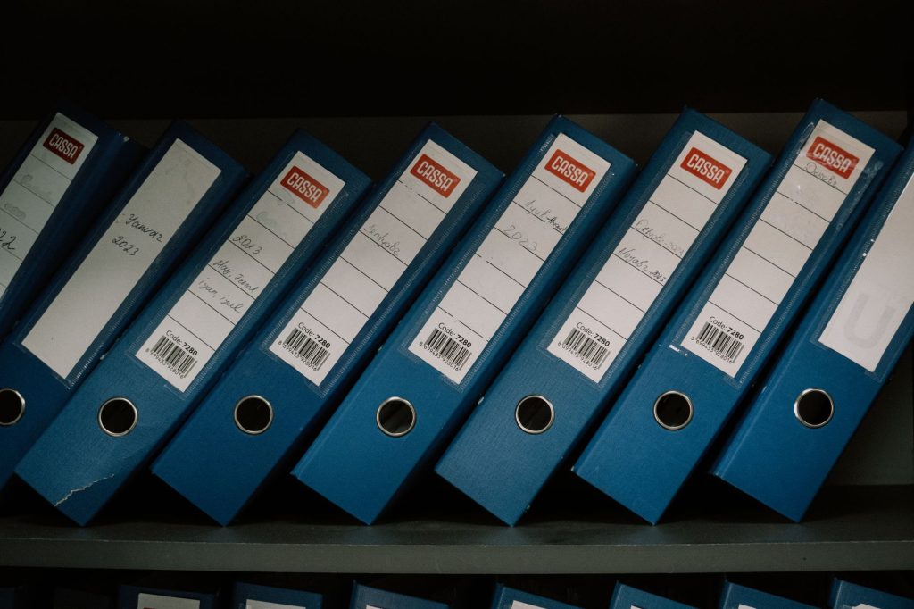 Registres obligatoires en entreprise : classeurs archivés sur une étagère