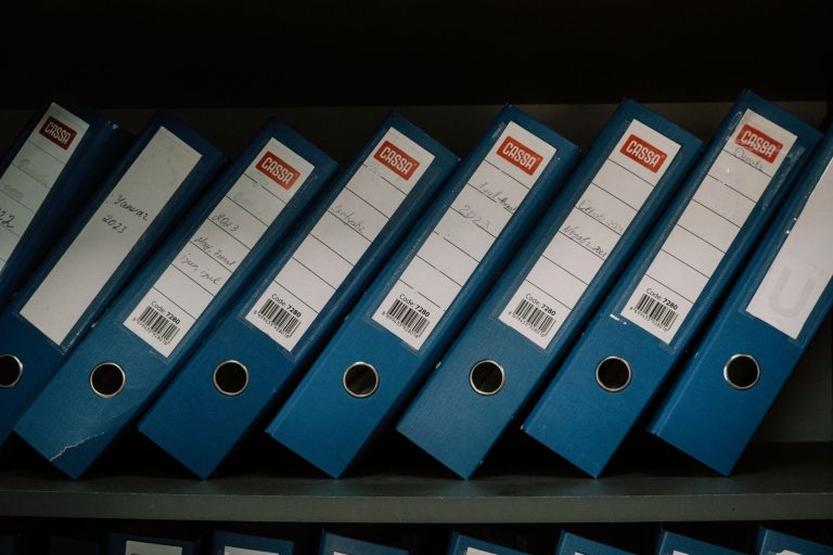 Registres obligatoires en entreprise : classeurs archivés sur une étagère