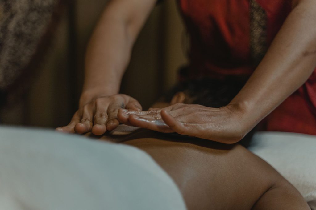 Shiatsu en entreprise : travail par pressions sur le dos, sans huile
