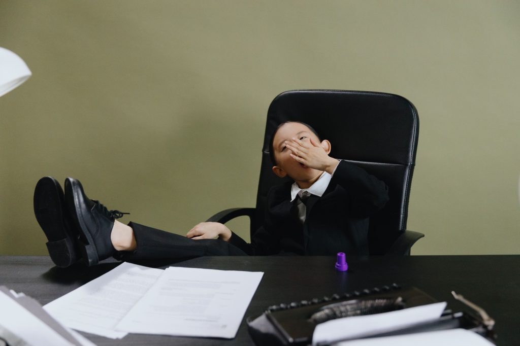 Sommeil et vigilance au travail : salarié épuisé à son poste