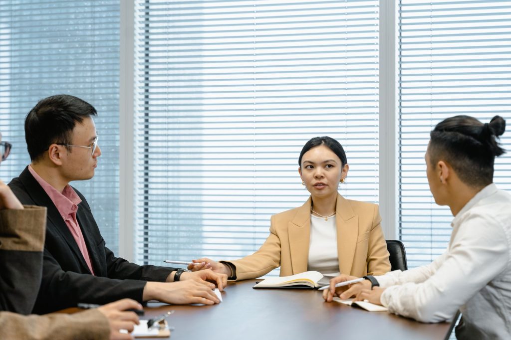 Stress chronique : une équipe discute calmement de l'organisation du travail autour d'une table