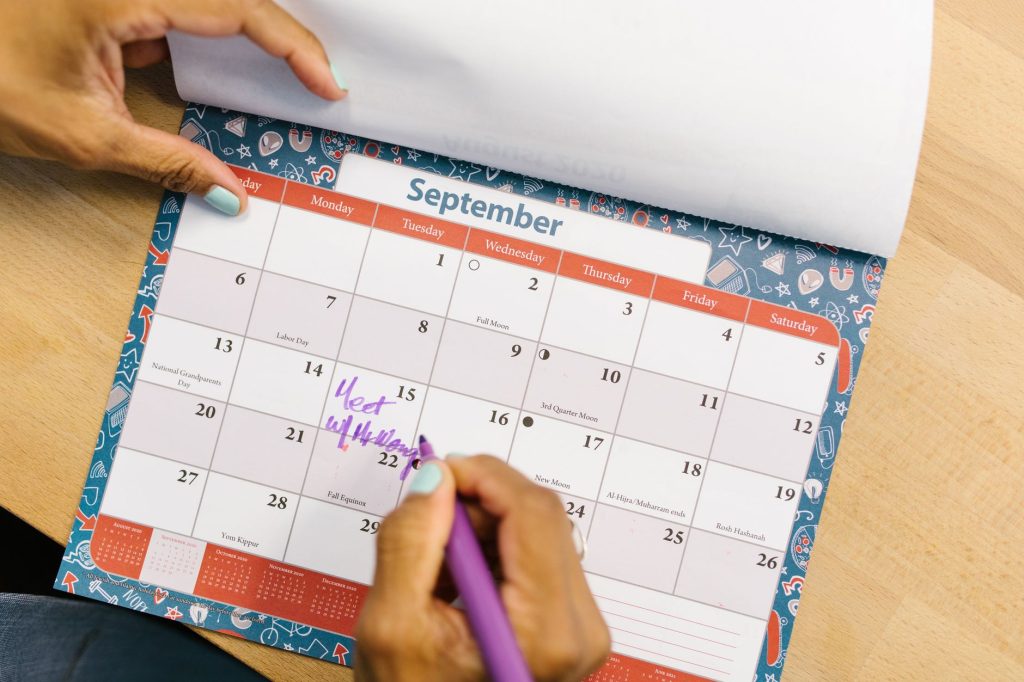 Gestion du temps au travail : planification de la semaine sur un agenda