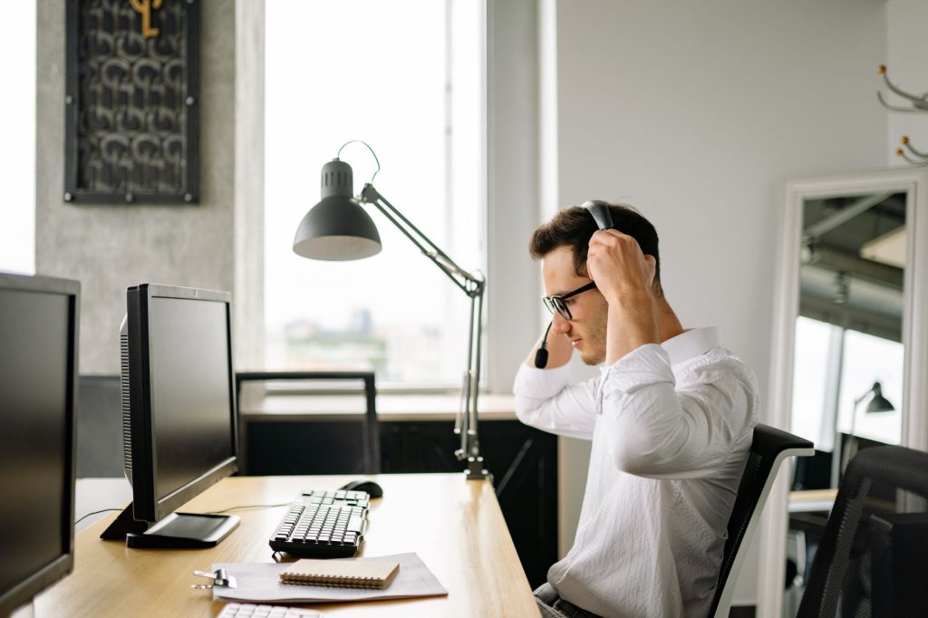 Troubles musculosquelettiques : un salarié à son poste de travail sur écran, siège réglable et écran séparé du clavier