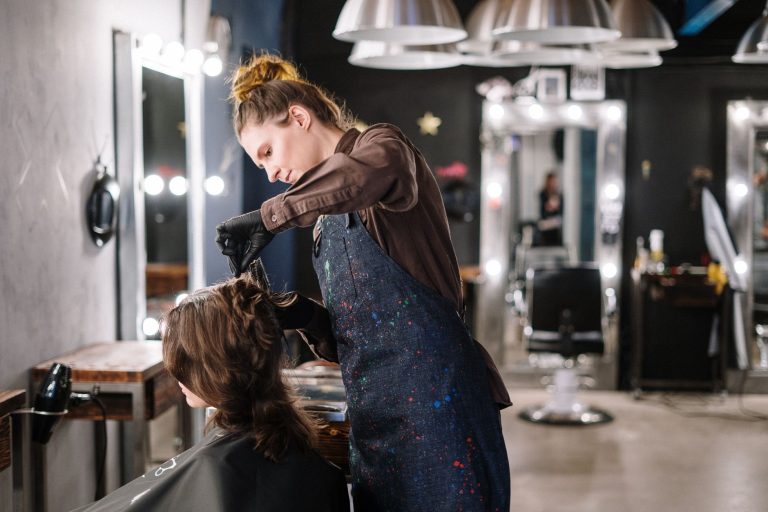 DUERP coiffure : coiffeuse au travail avec une cliente en salon