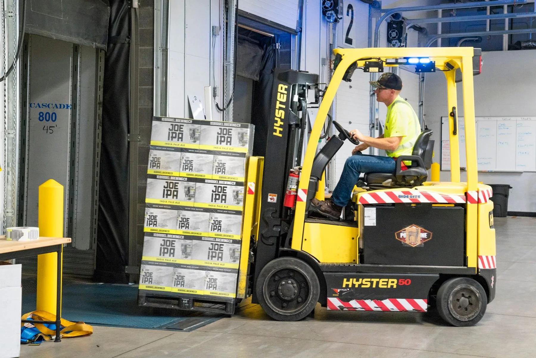 Cariste manoeuvrant un chariot en entrep&ocirc;t