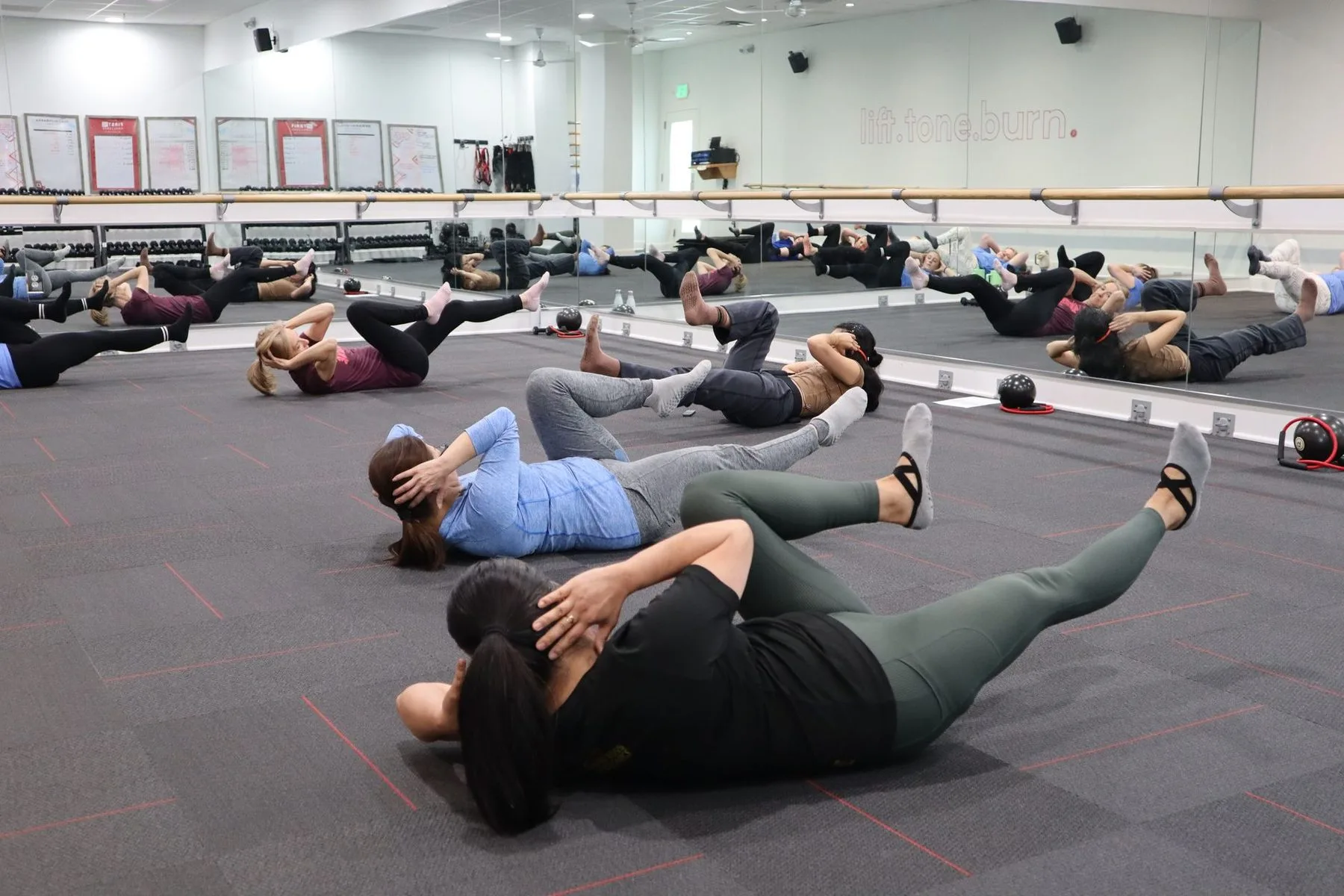 Coach sportif animant une s&eacute;ance en entreprise