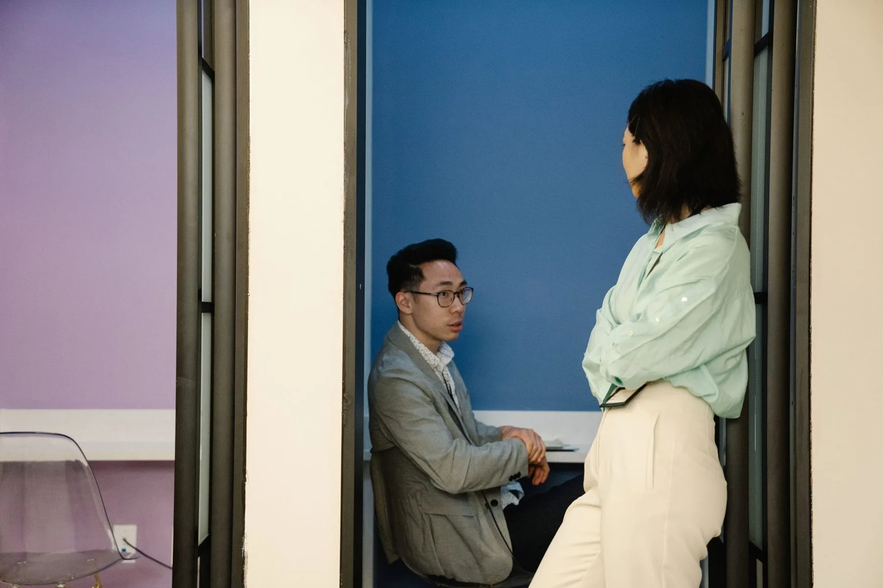 Deux coll&egrave;gues en conversation apais&eacute;e