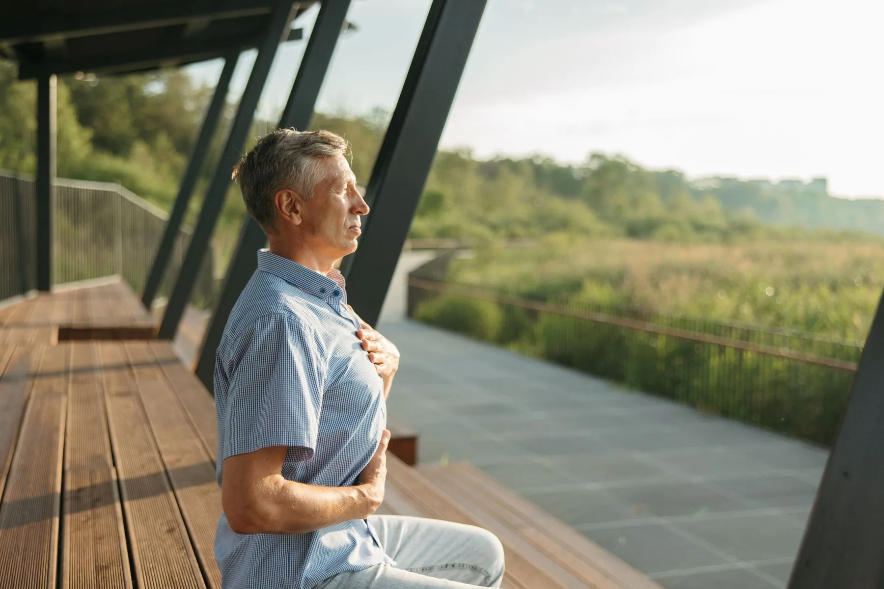 Salari&eacute;e apais&eacute;e pratiquant une respiration au bureau