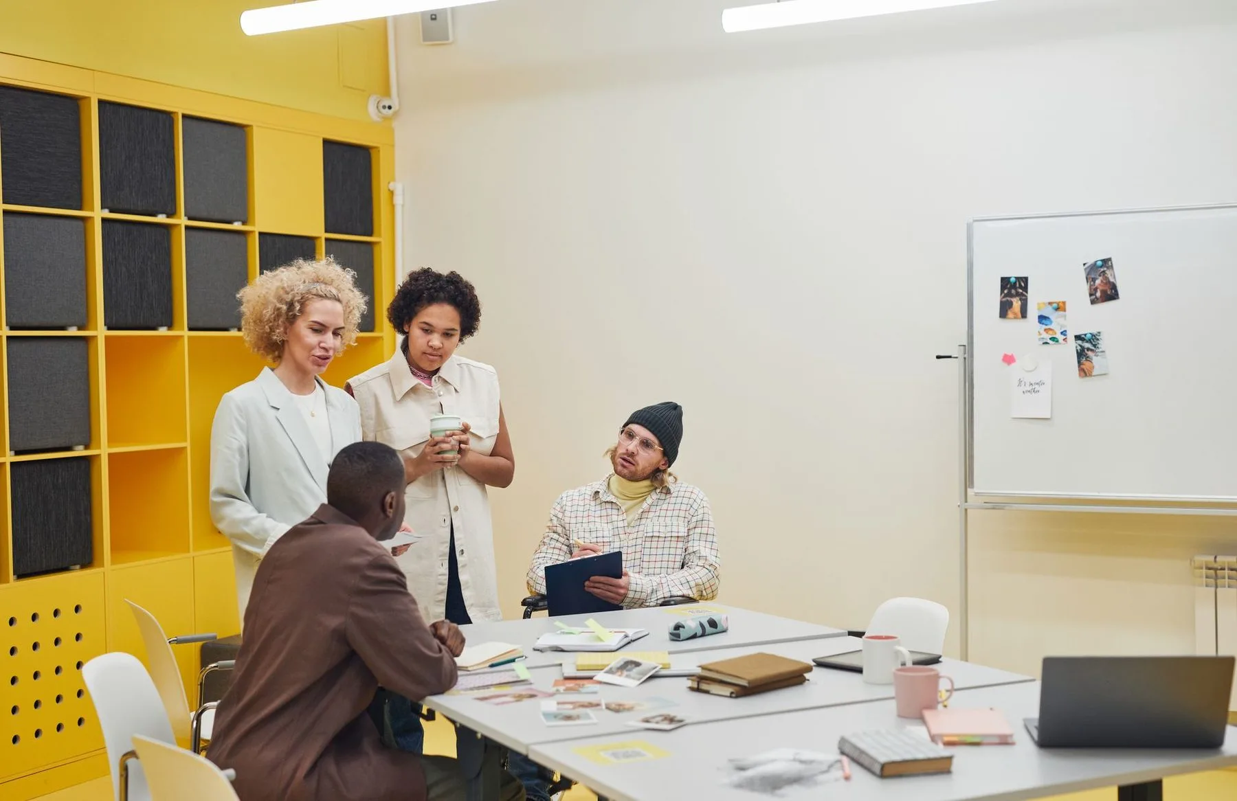 Consultant QVCT en r&eacute;union de travail