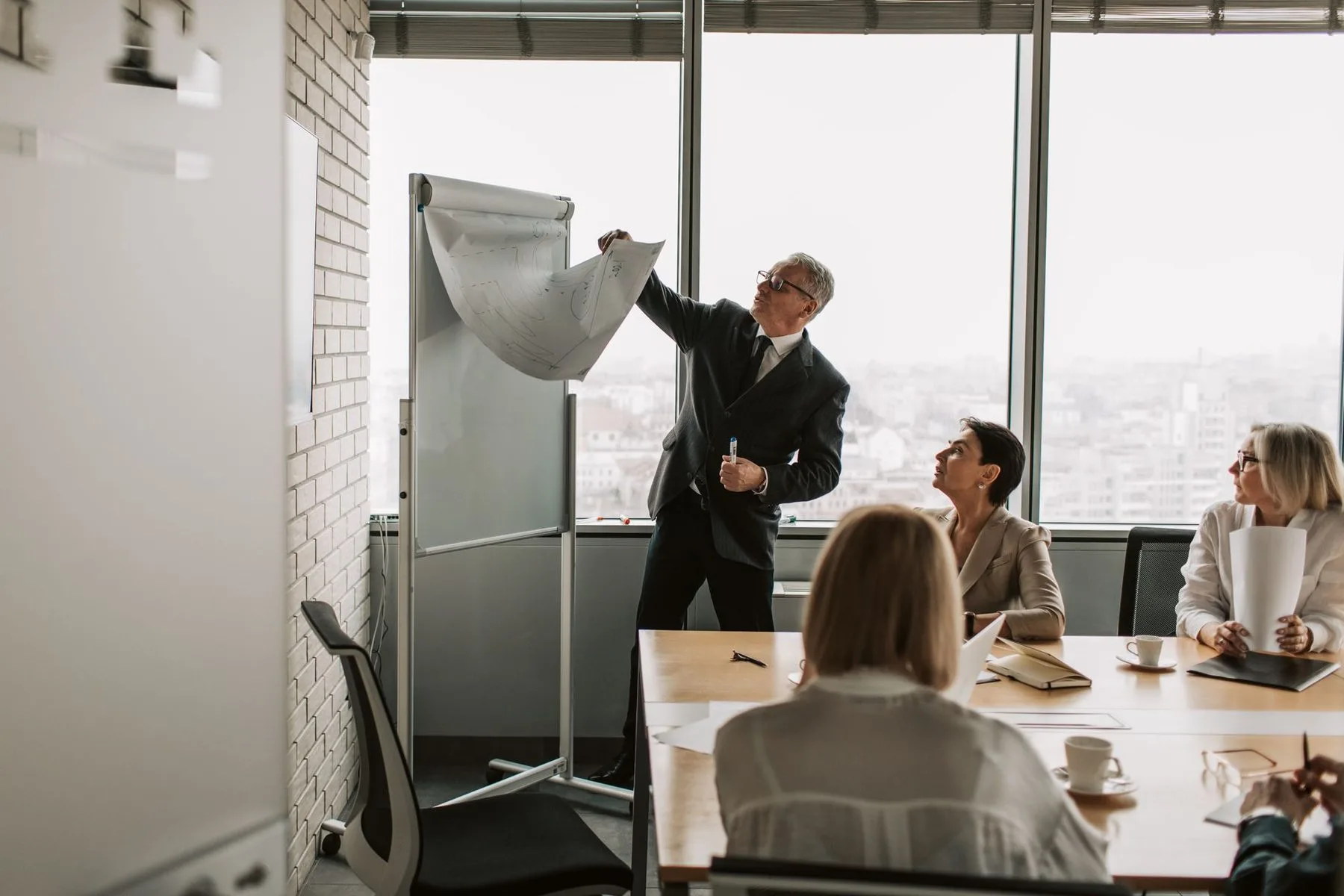Consultant QVCT en r&eacute;union de travail